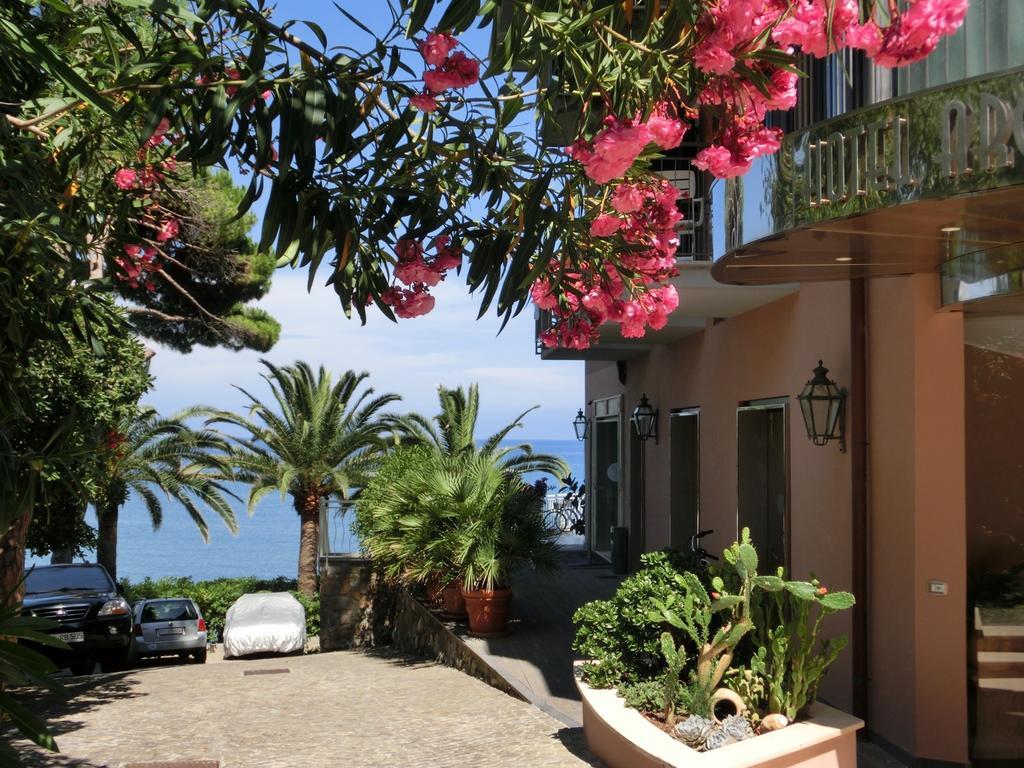 Hotel Arc En Ciel Diano Marina Exterior foto